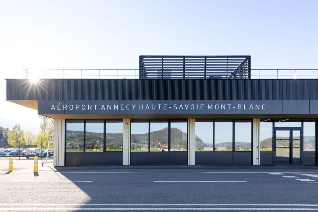 Restructuration du terminal de l'aéroport d'Annecy avec un bardage Accoya