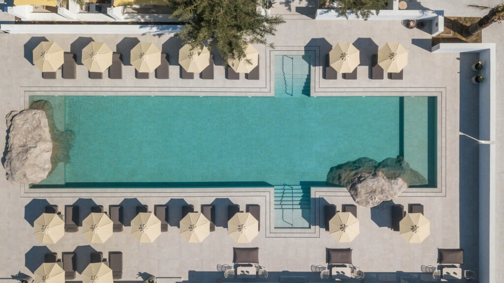 Un hôtel 5 étoiles en Grèce avec des menuiseries en bois Accoya