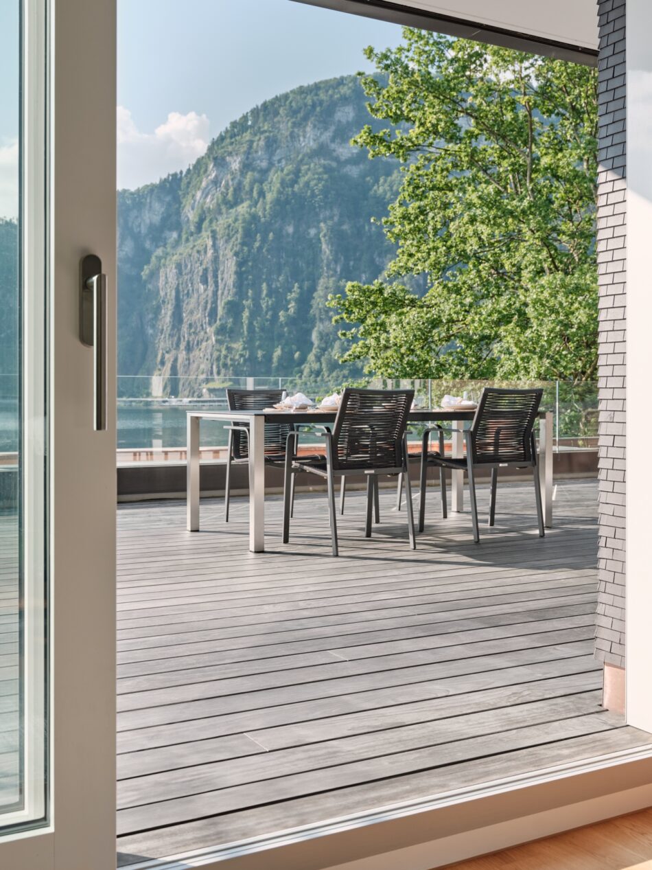 Une terrasse en bois Accoya Color gris et une vue à couper le souffle