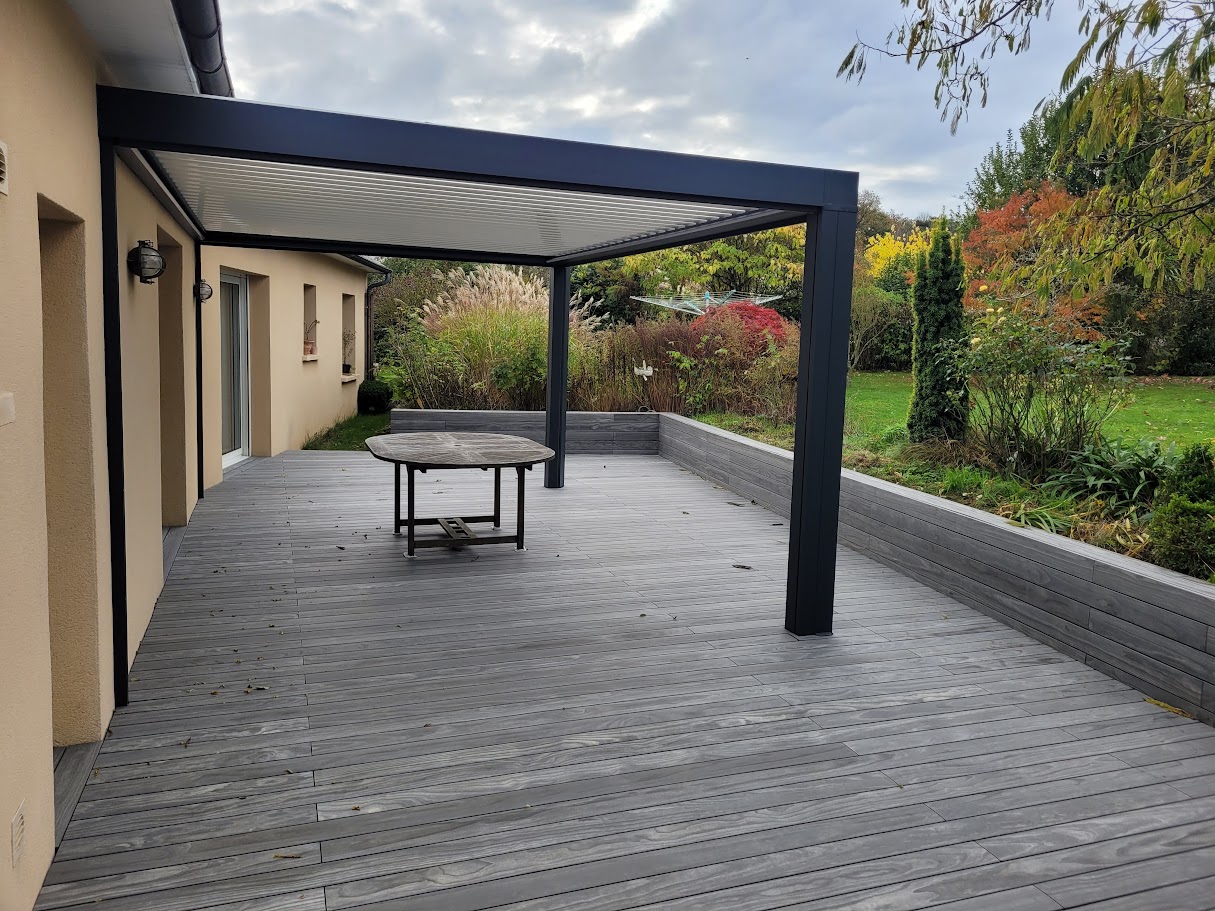 Une terrasse élégante et durable dans la Sarthe