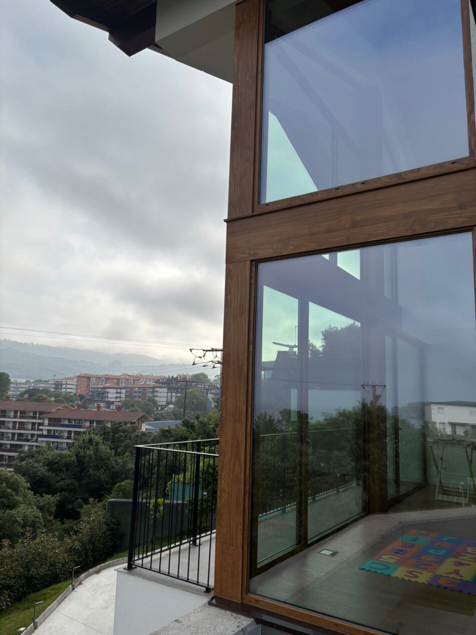 Fenêtres et portes en bois Accoya pour une maison contemporaine à Gorliz