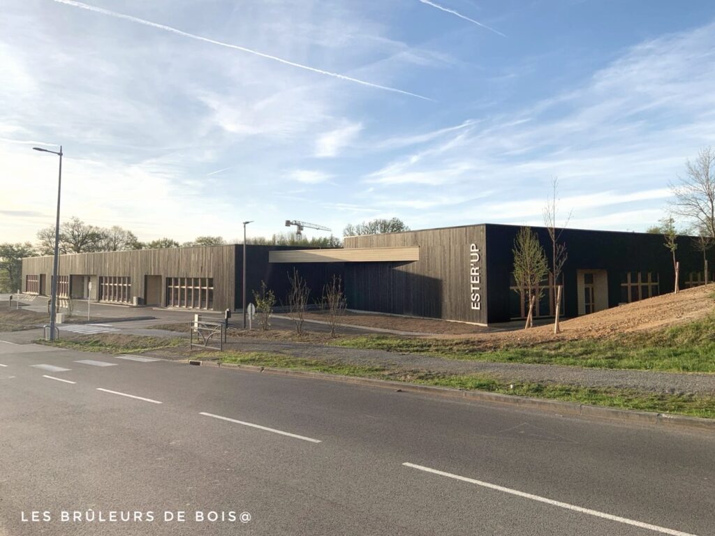 ESTER'UP à Limoges : un bardage bois brûlé en Accoya