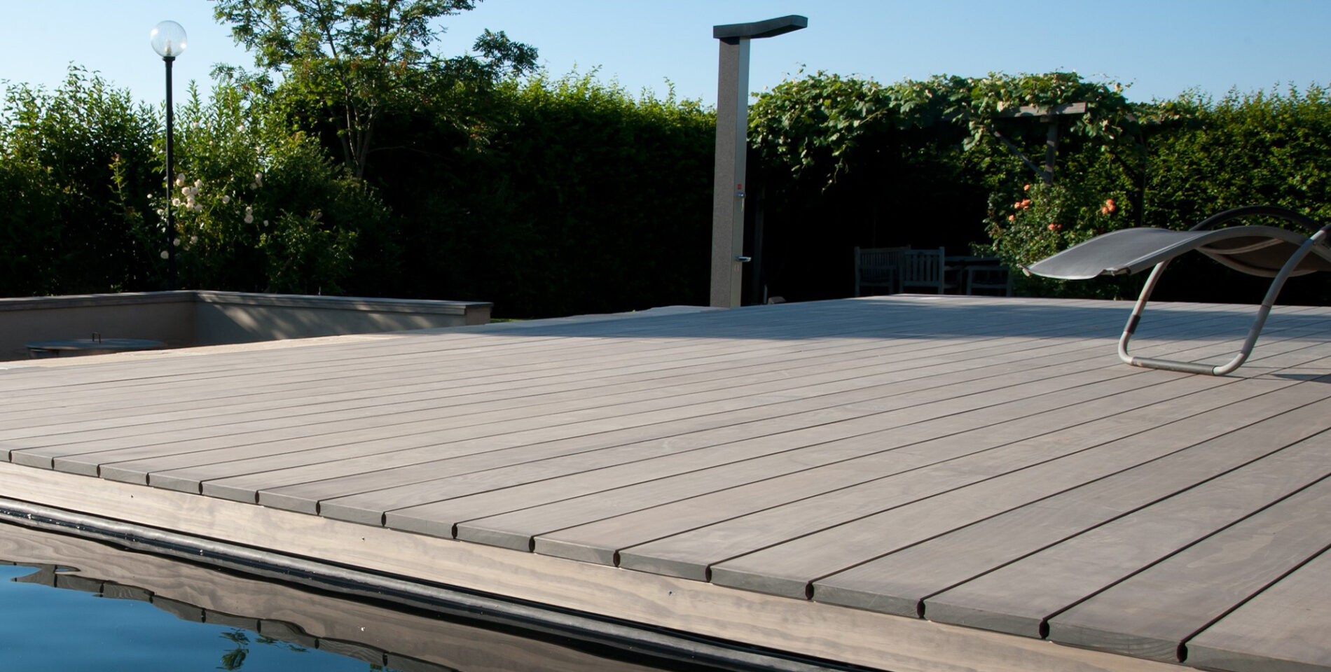 Terrasse en bois et bordure de piscine à Radkersburg