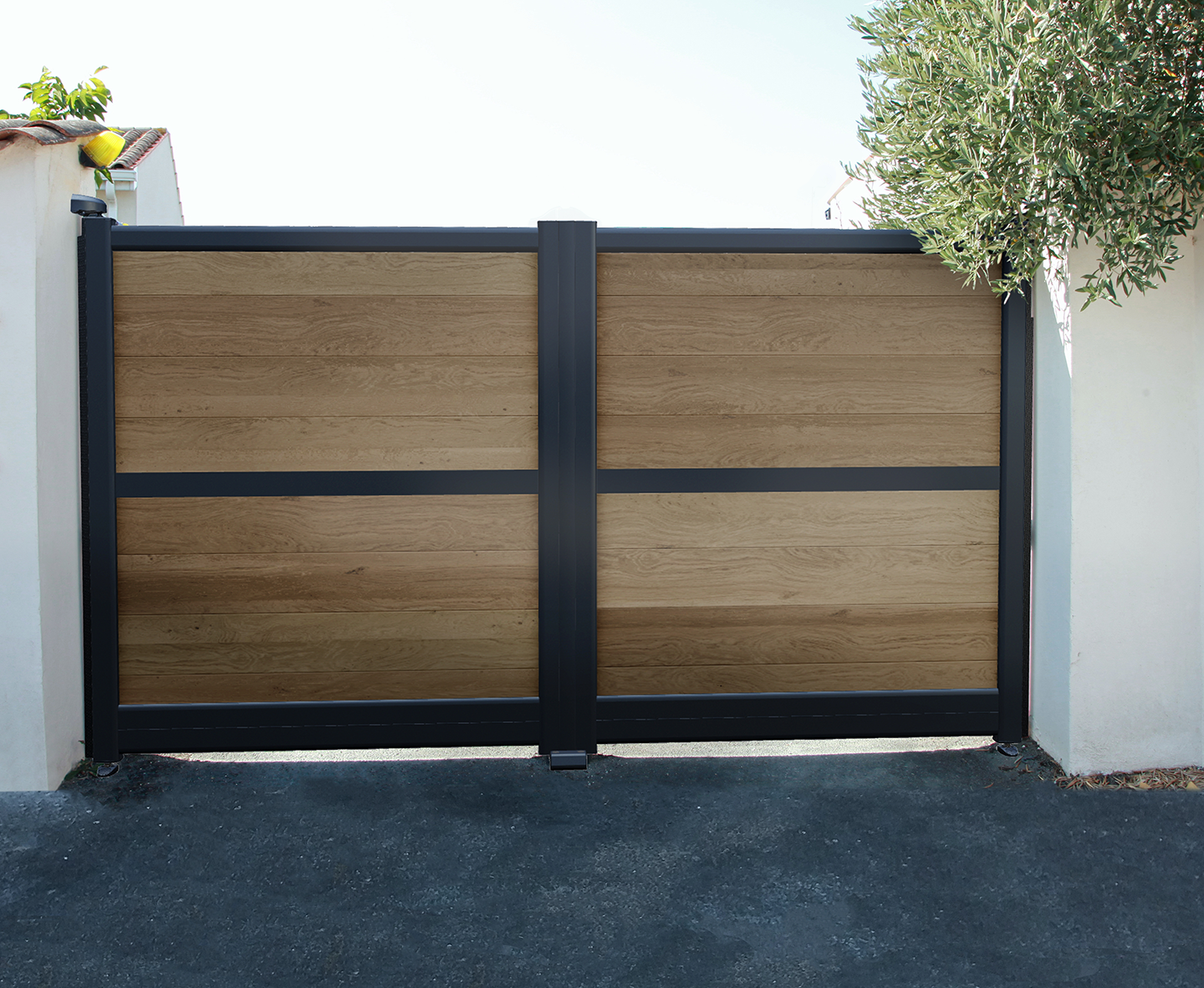 Portail battant plein composite effet bois Tech.Sture