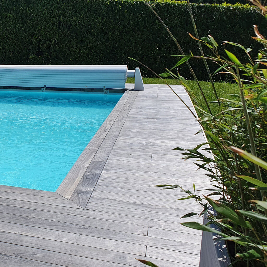 Terrasse et tour de piscine en Accoya Color Grey