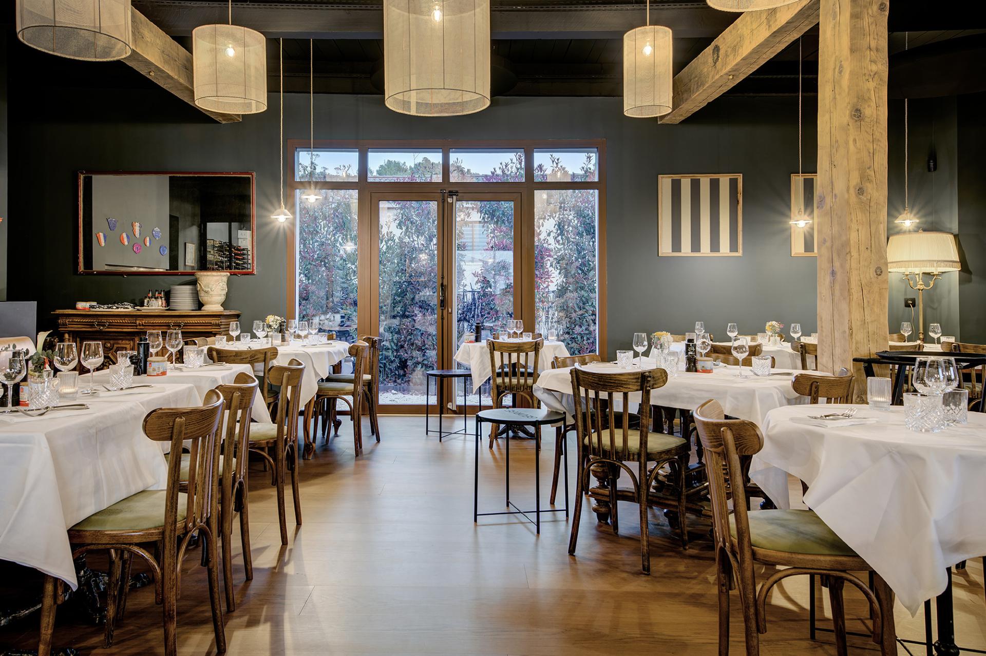 L'élégance du bois brun au cœur d'un restaurant provençal