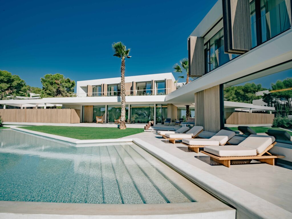 Terrasse et bardage Accoya pour la Villa Harmony à Ibiza