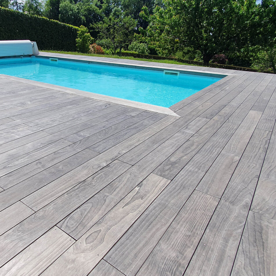 Terrasse et tour de piscine en Accoya Color Grey