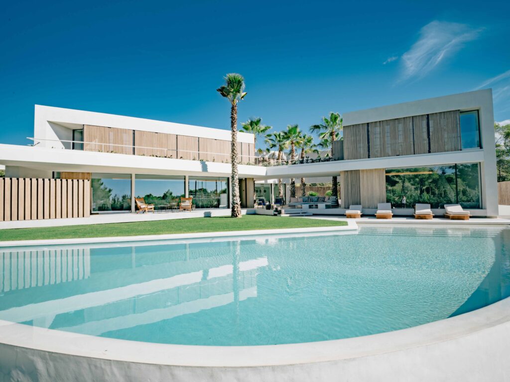 Terrasse et bardage Accoya pour la Villa Harmony à Ibiza