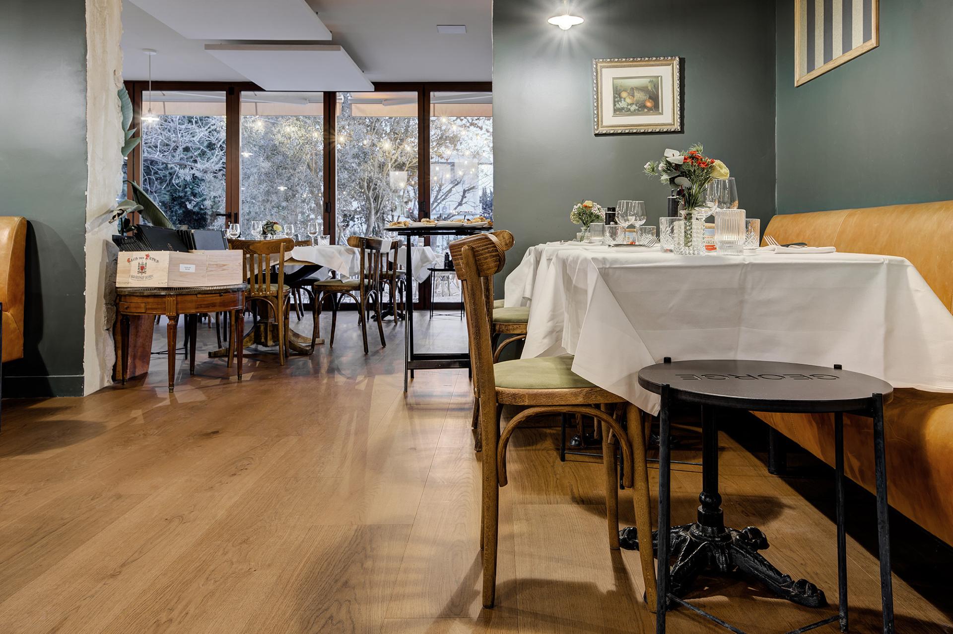 L'élégance du bois brun au cœur d'un restaurant provençal