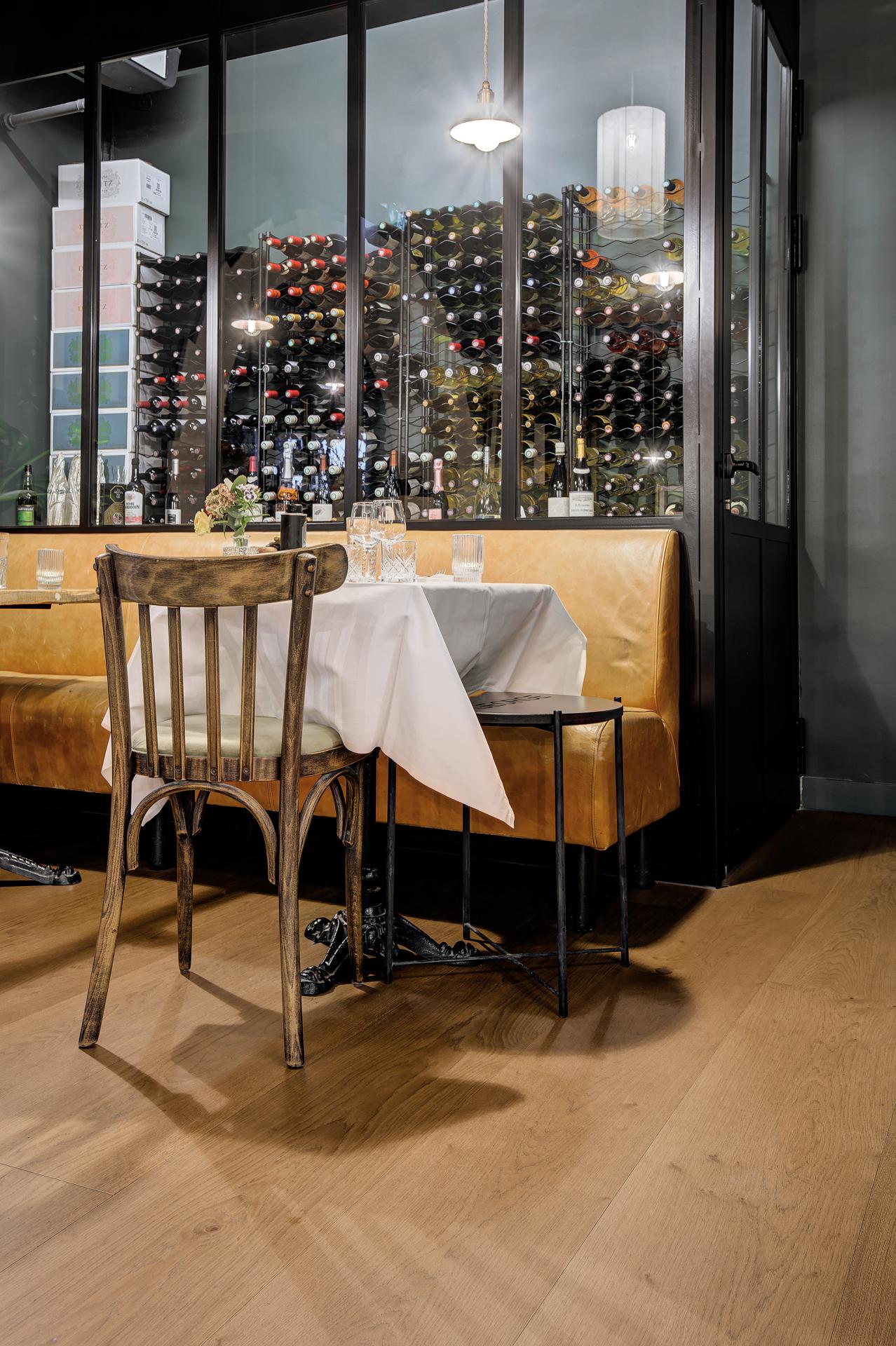 L'élégance du bois brun au cœur d'un restaurant provençal