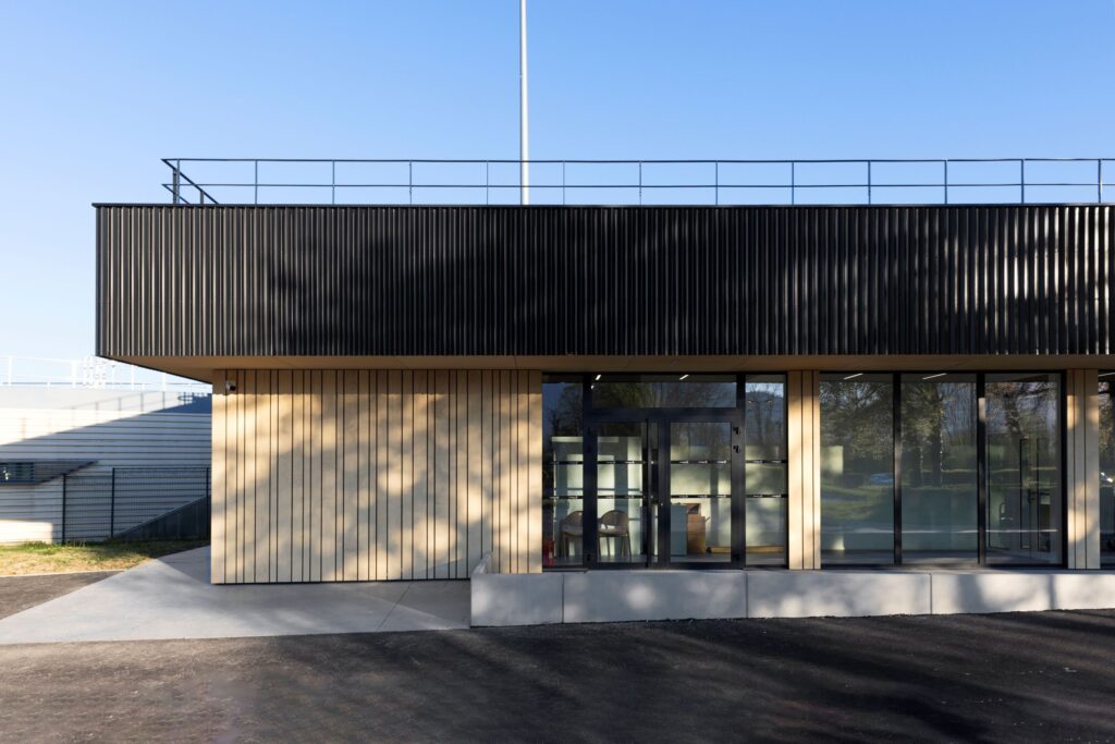 Restructuration du terminal de l'aéroport d'Annecy avec un bardage Accoya