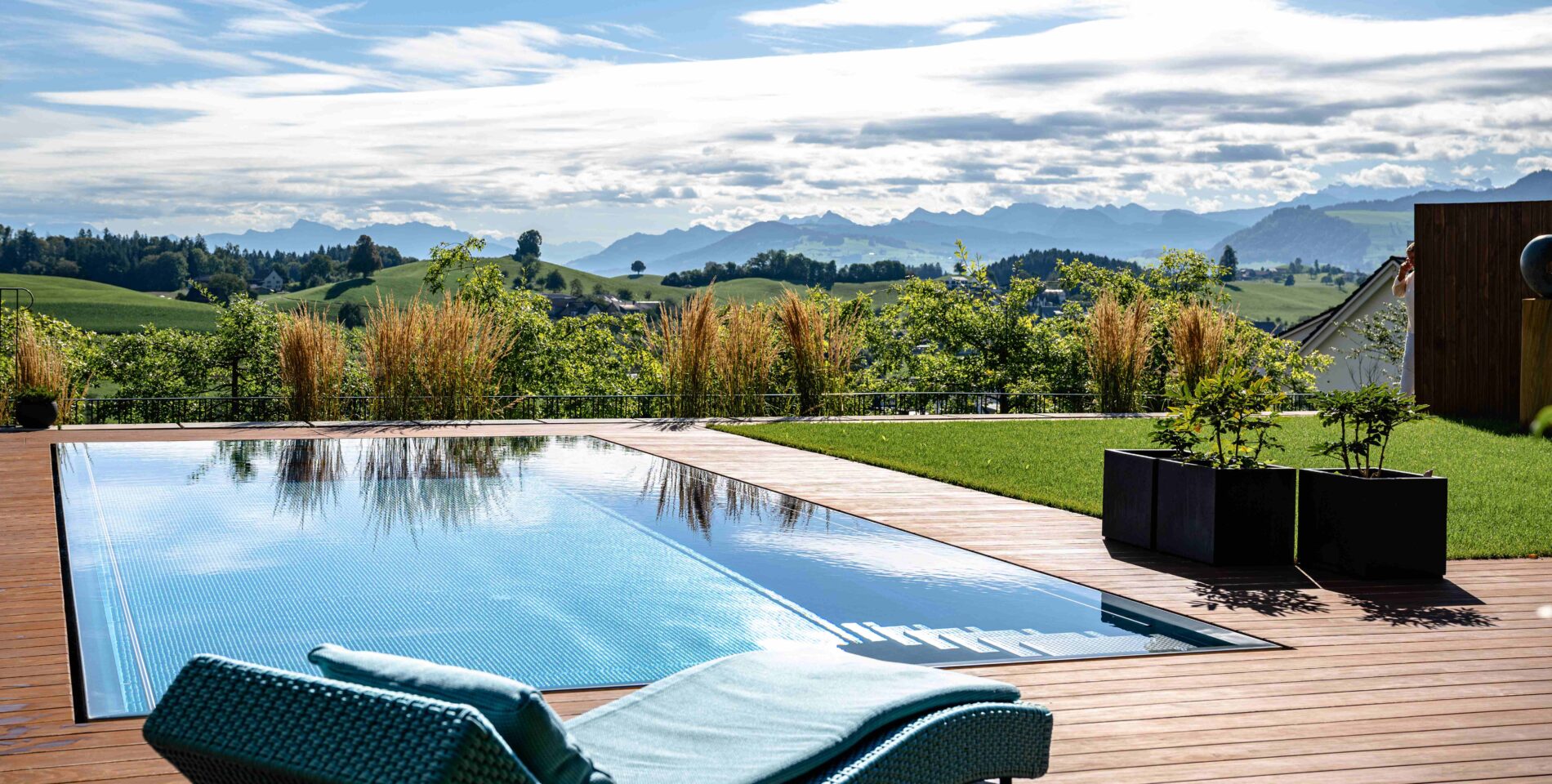 Terrasse Accoya marron et élégance au bord de la piscine