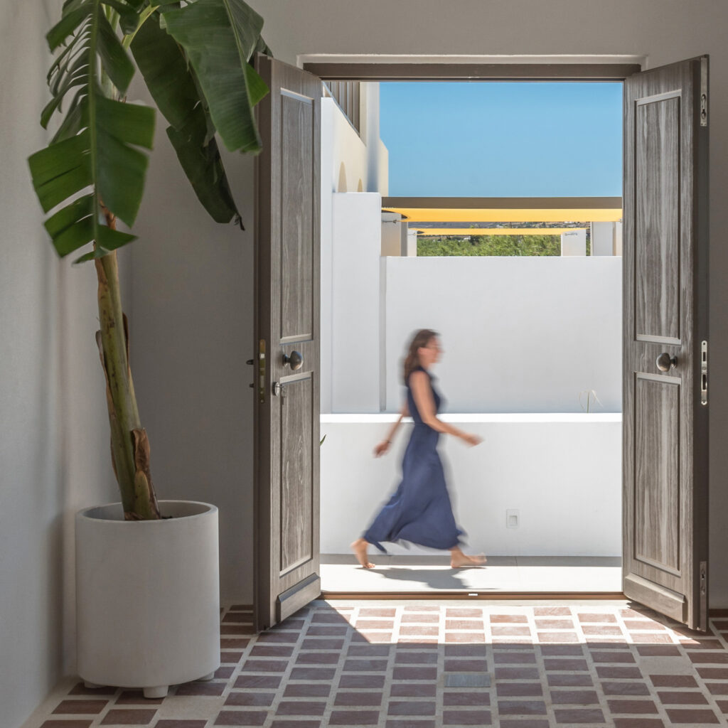 Un hôtel 5 étoiles en Grèce avec des menuiseries en bois Accoya