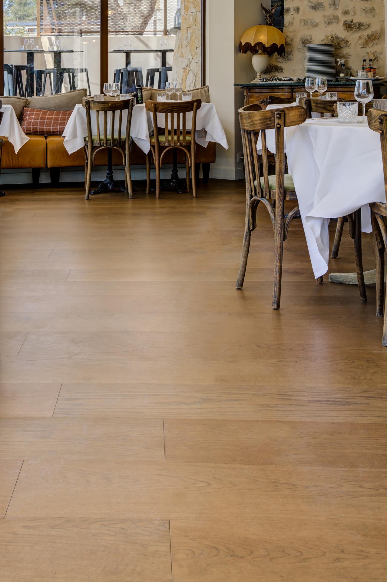 L'élégance du bois brun au cœur d'un restaurant provençal