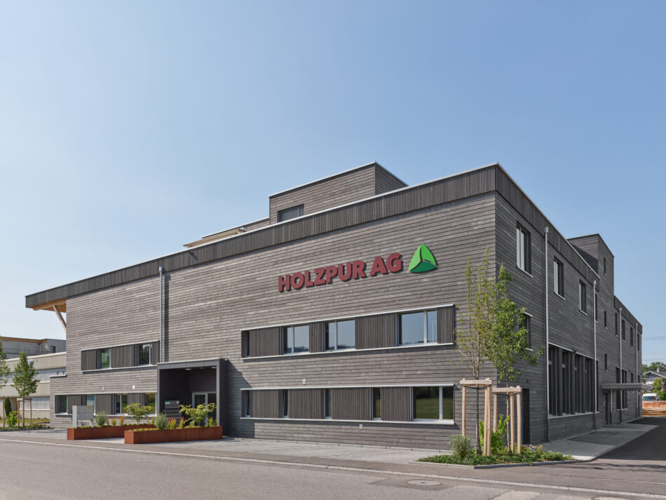 Les premiers bureaux avec un bardage en bois Accoya Color gris