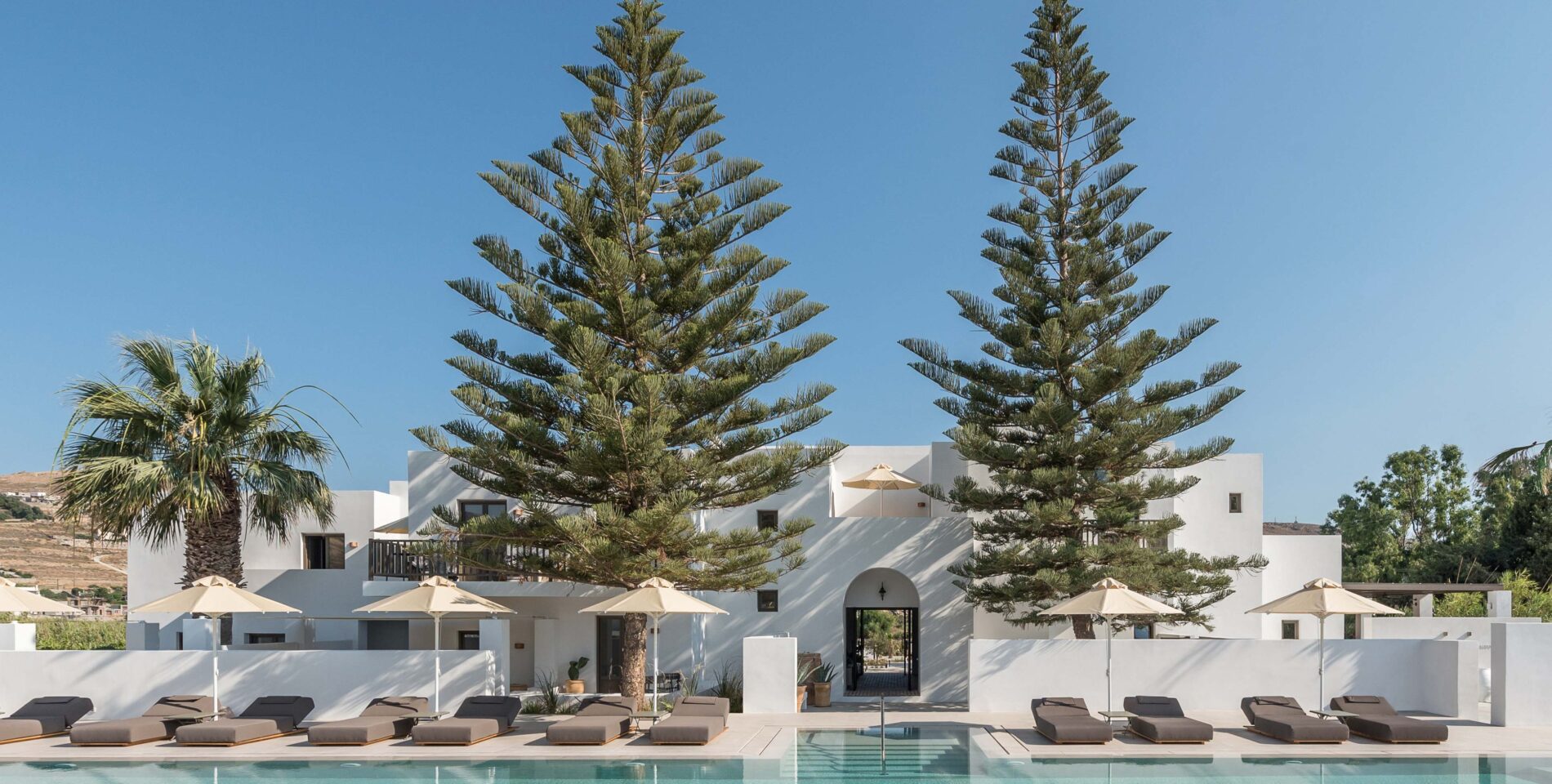 Un hôtel 5 étoiles en Grèce avec des menuiseries en bois Accoya