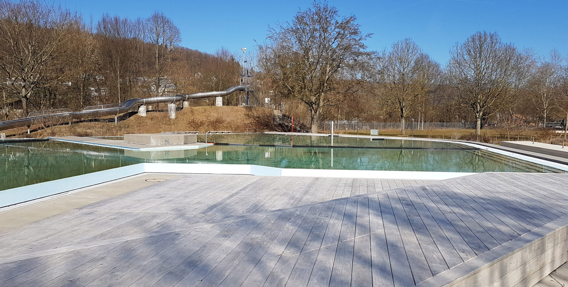 Une terrasse de piscine publique extérieure à Schachen, Suisse