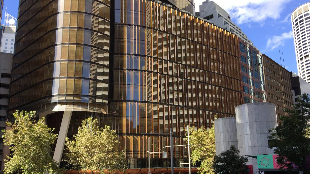 Stores automatiques en Accoya pour le centre EY