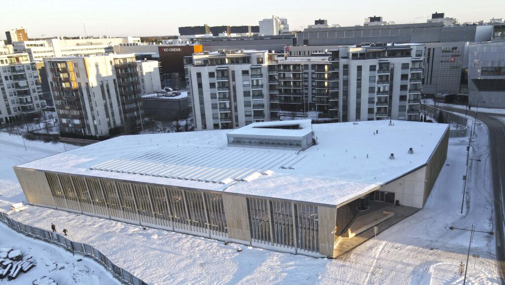 Un centre de loisirs avec piscine en Accoya à Matinkylä