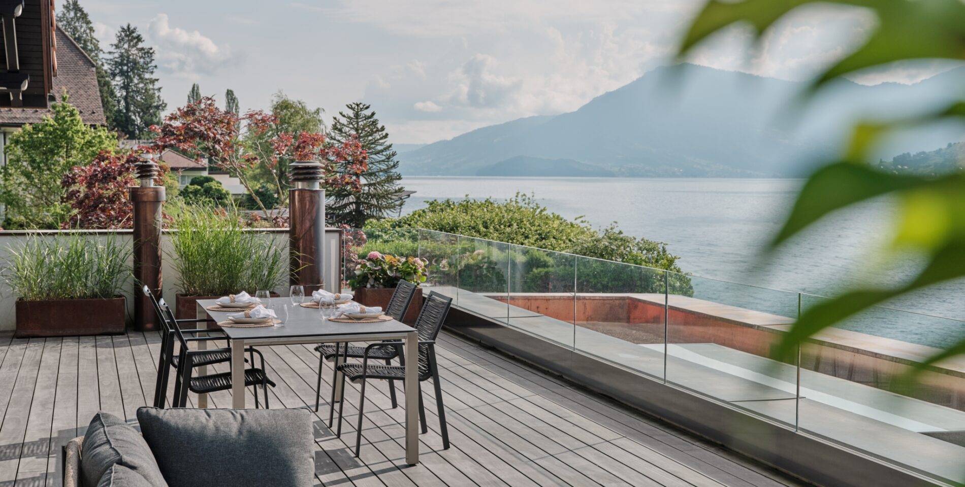 Une terrasse en bois Accoya Color gris et une vue à couper le souffle