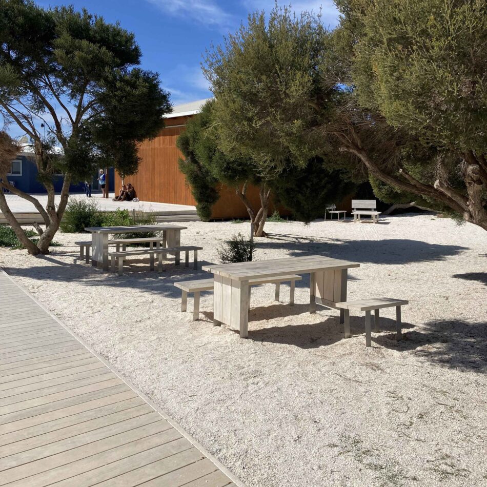 Terrasse bois sur la plage de Monkey Mia en Australie