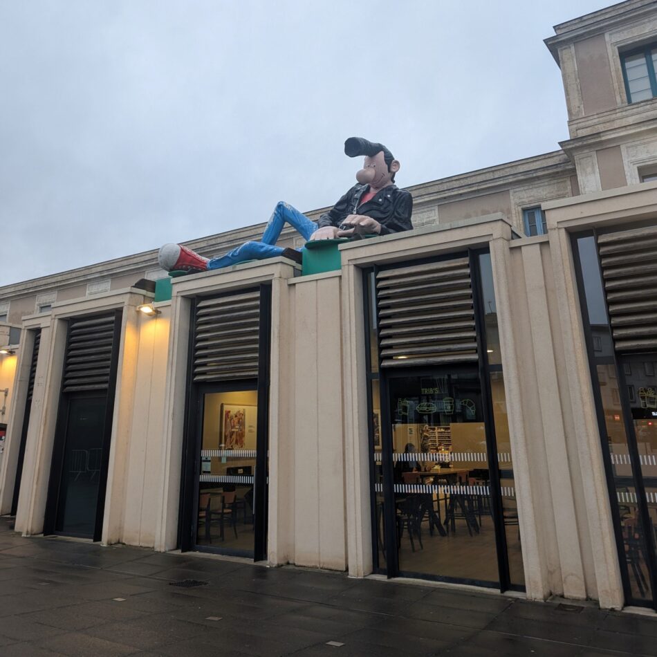Volets Accoya à la gare d'Angoulême : stables même après 10 ans