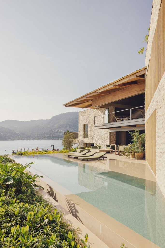 Casa Angra : une maison côtière des années 1980 réinventée avec Accoya
