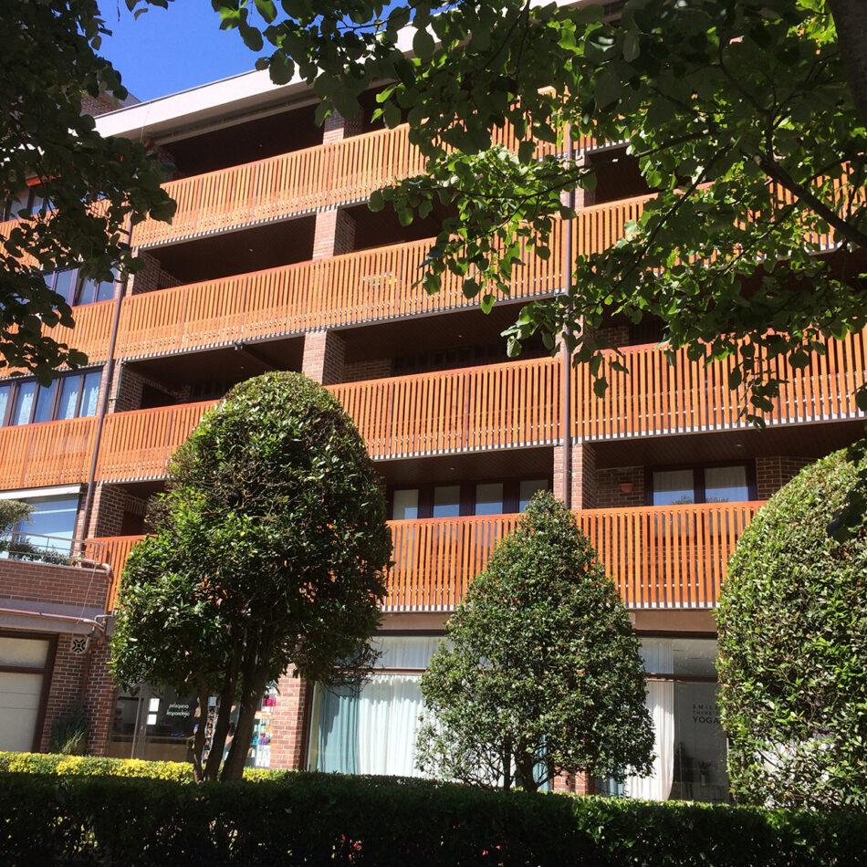 Balcons en bois de la résidence Muskaria