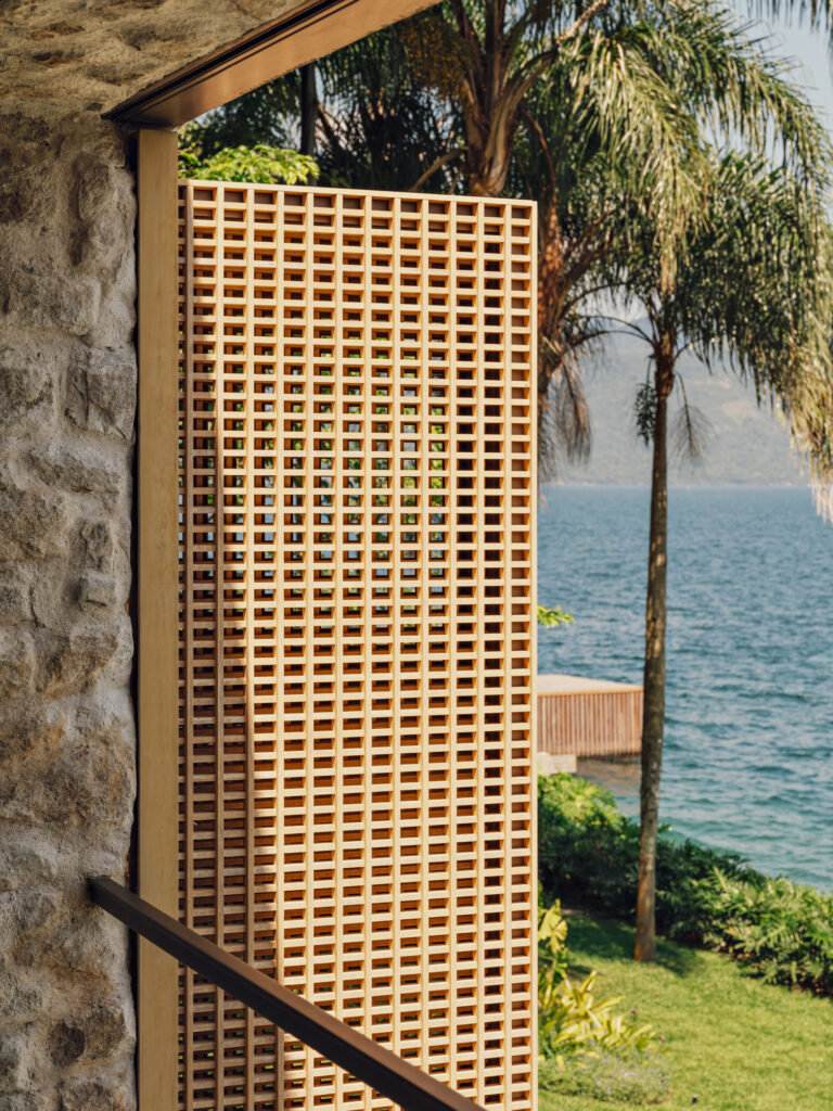 Casa Angra : une maison côtière des années 1980 réinventée avec Accoya