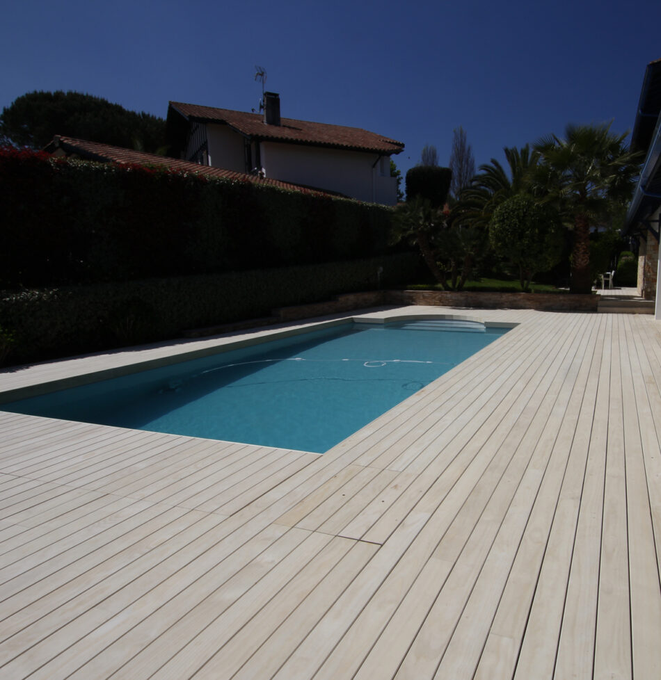Platelage en Accoya pour deux piscines naturelles près de Biarritz