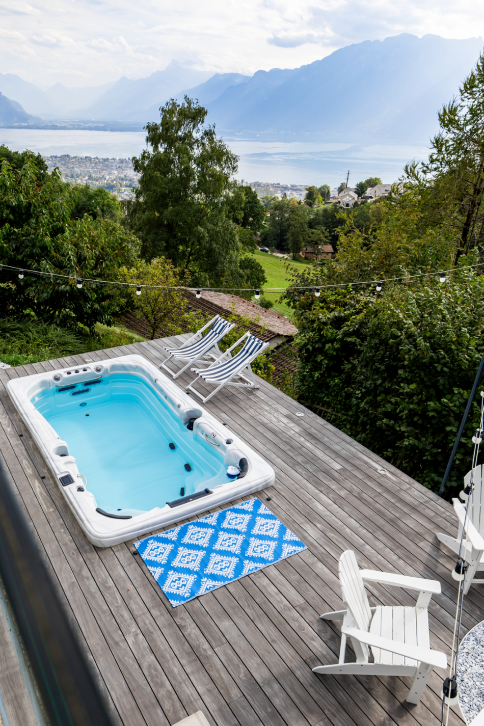 Une terrasse Accoya Gris avec vue sur le lac à Jongny