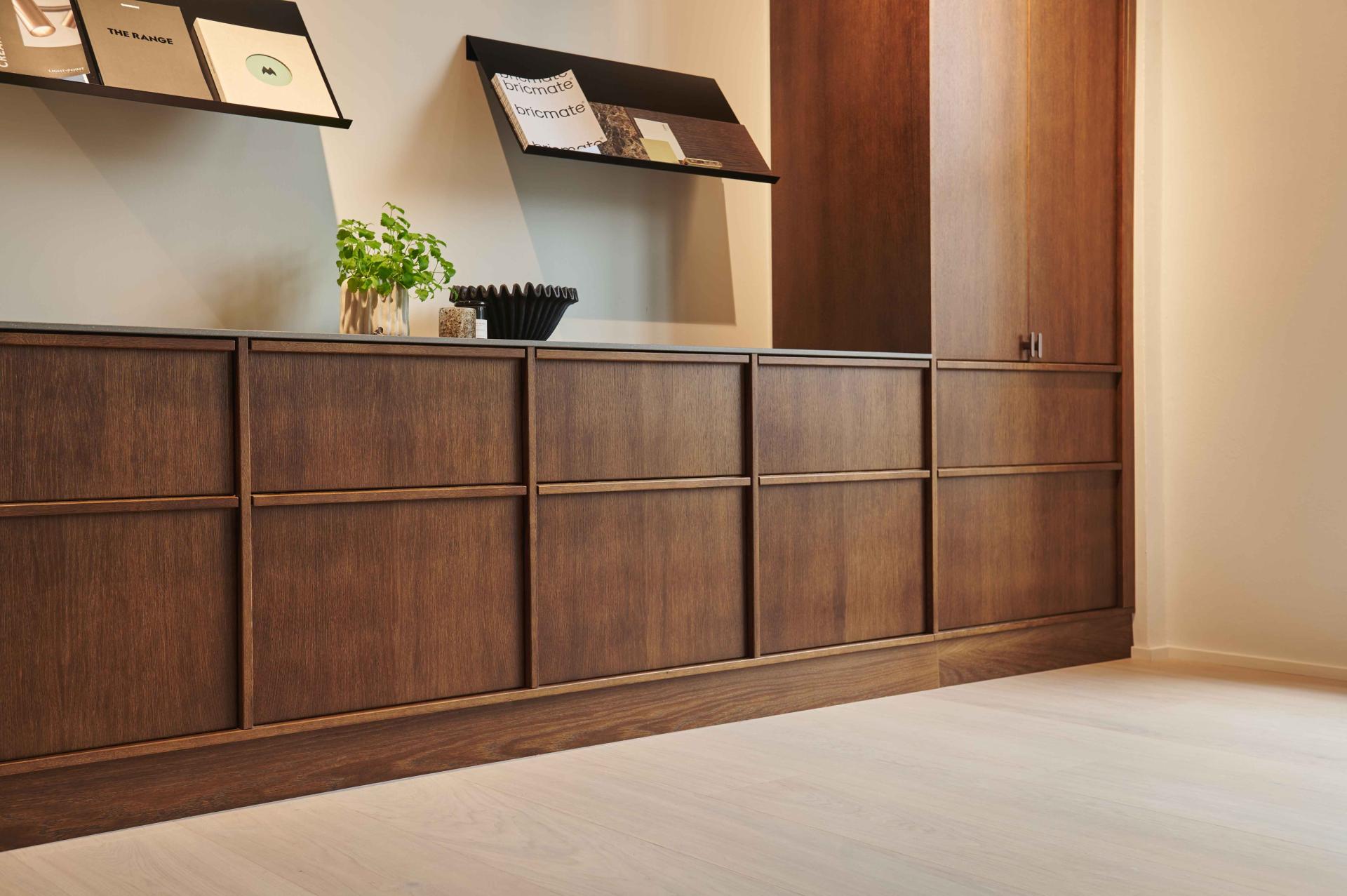 Un showroom de cuisine lumineux, spacieux et élégant