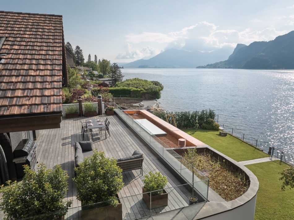 Une terrasse en bois Accoya Color gris et une vue à couper le souffle