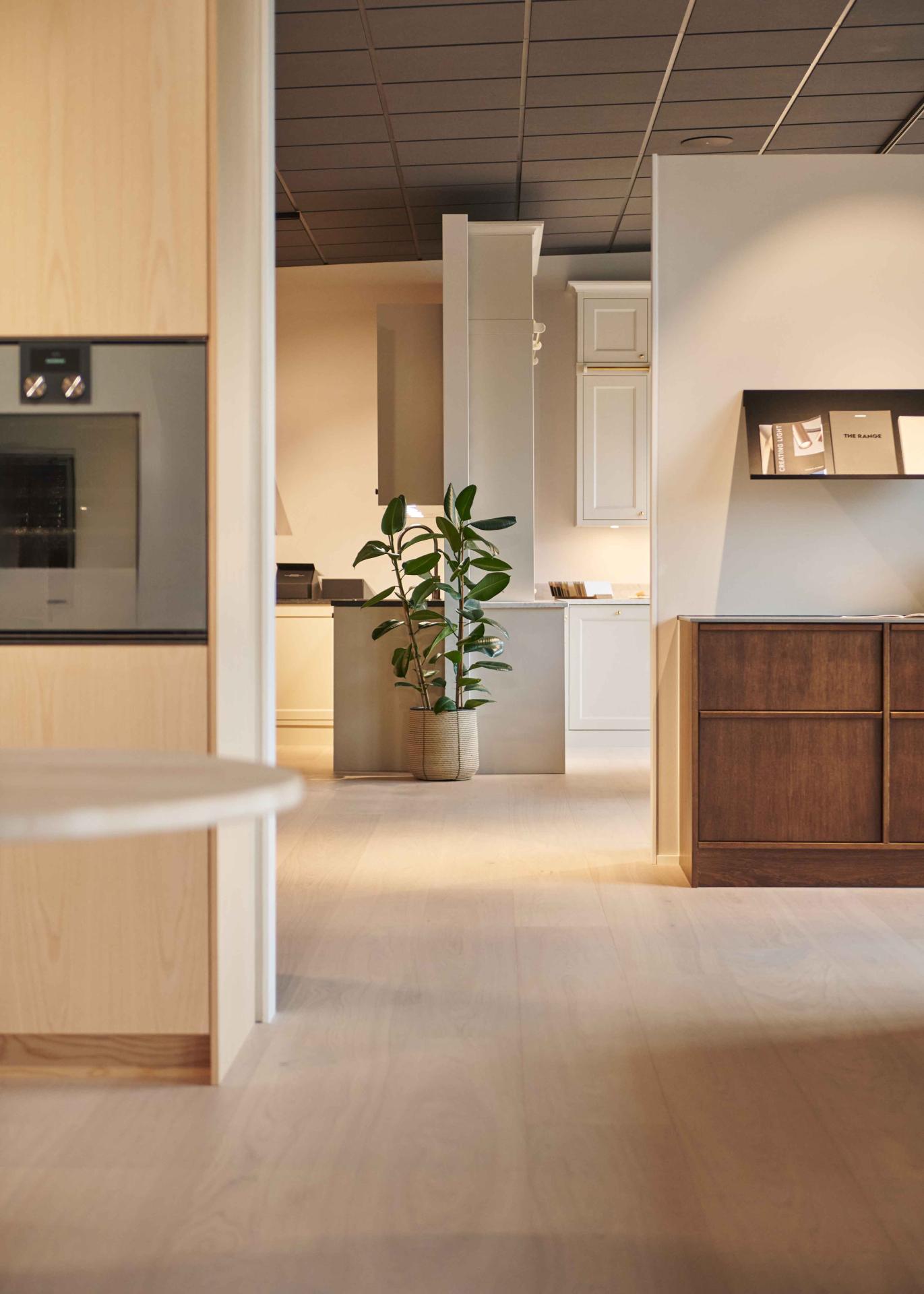 Un showroom de cuisine lumineux, spacieux et élégant