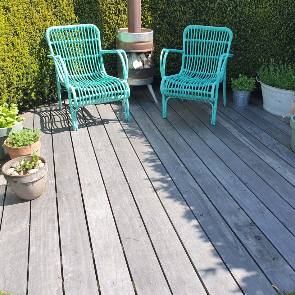 Une oasis de jardin avec une terrasse Accoya Color Grey