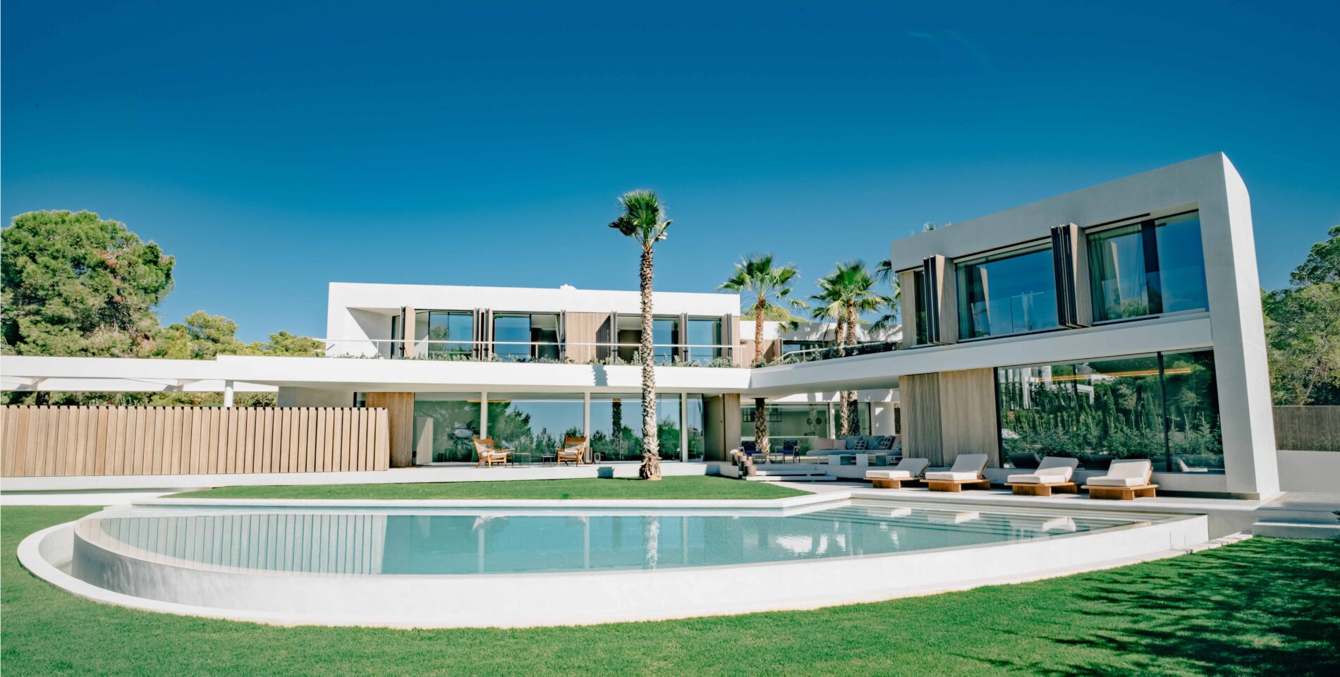 Terrasse et bardage Accoya pour la Villa Harmony à Ibiza