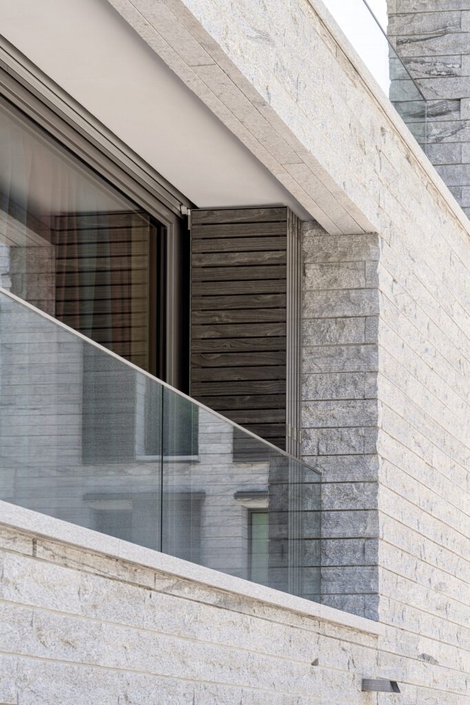 Des volets coulissants en Accoya pour le Tschuggen Grand Hotel