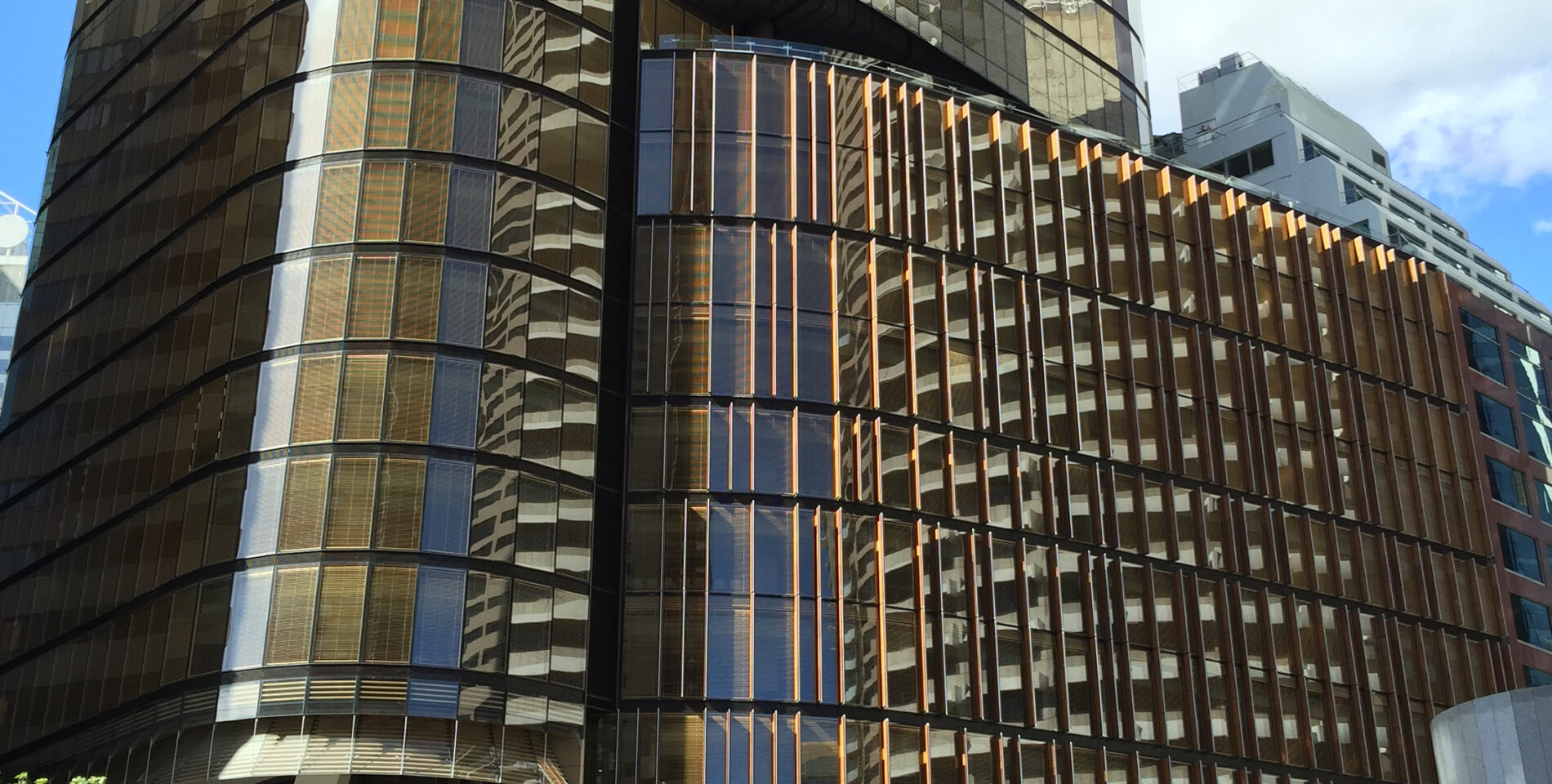 Stores automatiques en Accoya pour le centre EY
