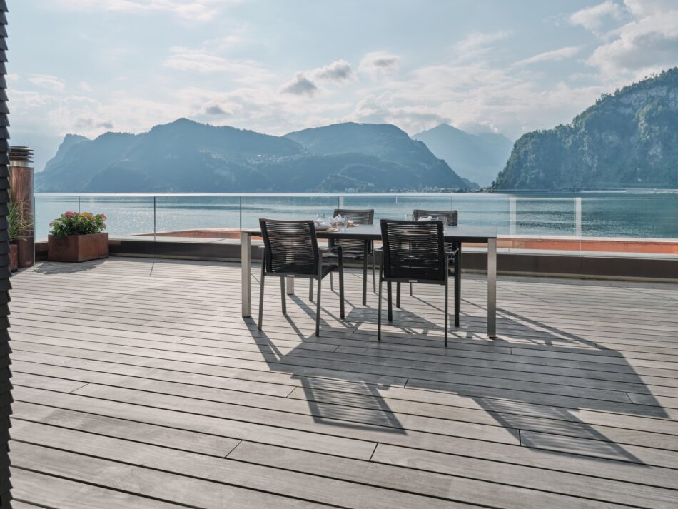 Une terrasse en bois Accoya Color gris et une vue à couper le souffle