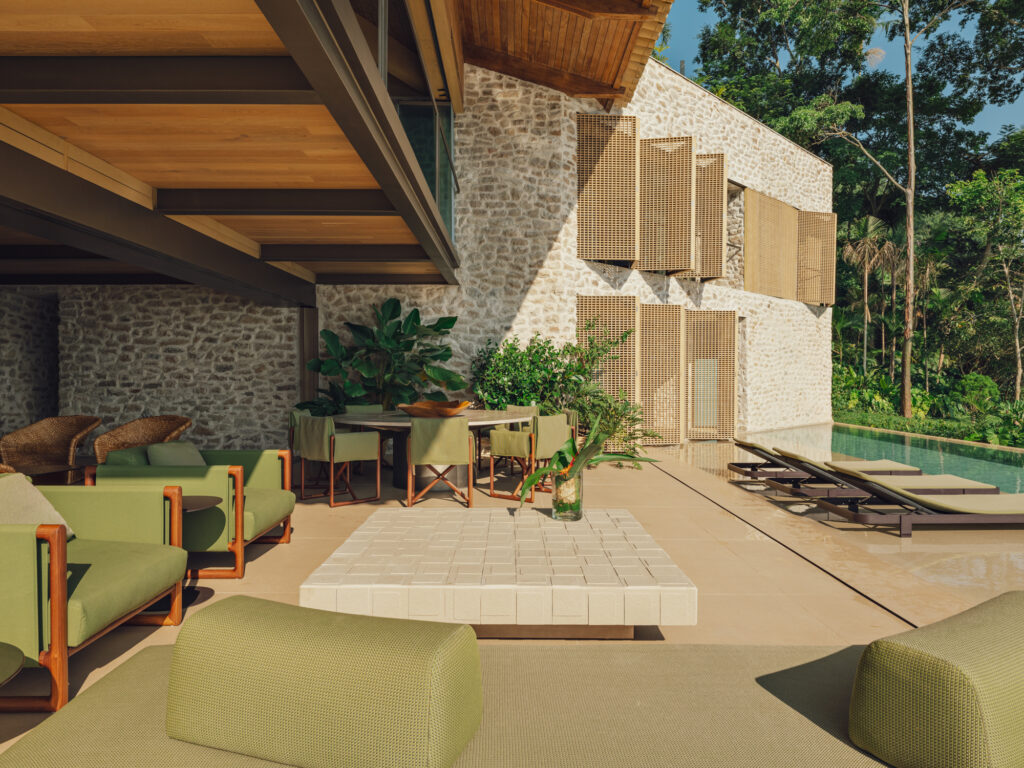 Casa Angra : une maison côtière des années 1980 réinventée avec Accoya