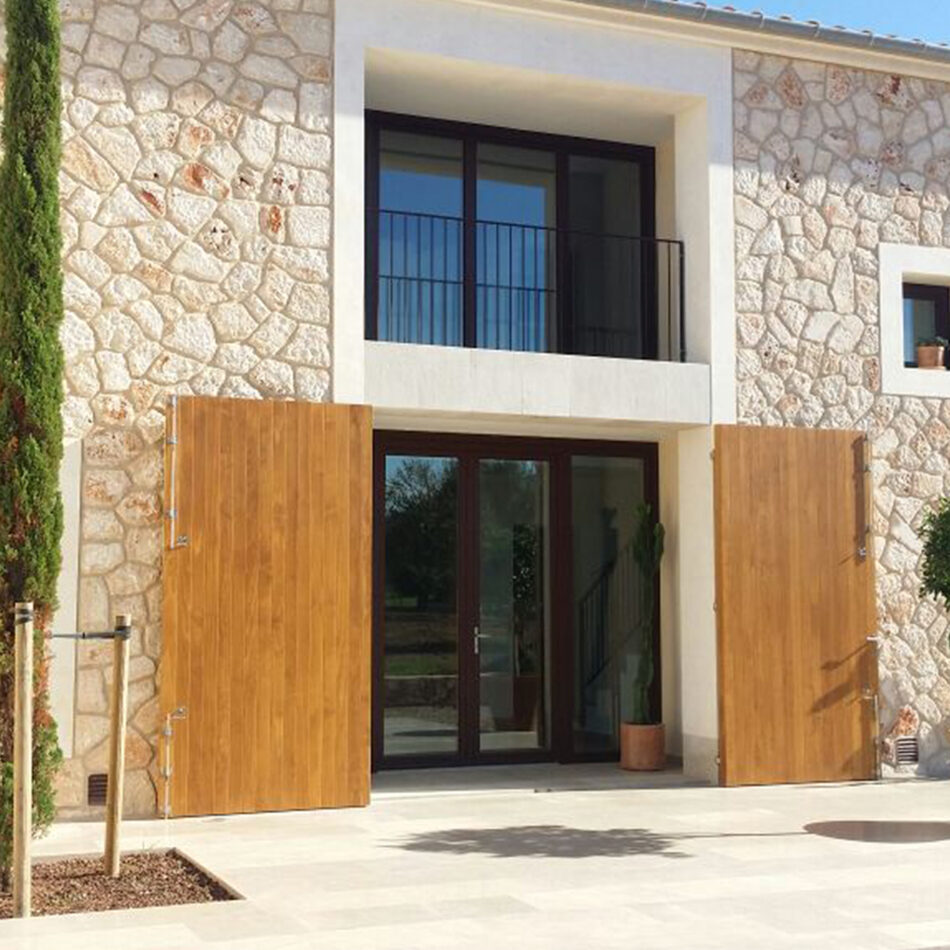 Des volets en bois Accoya pour transformer une résidence