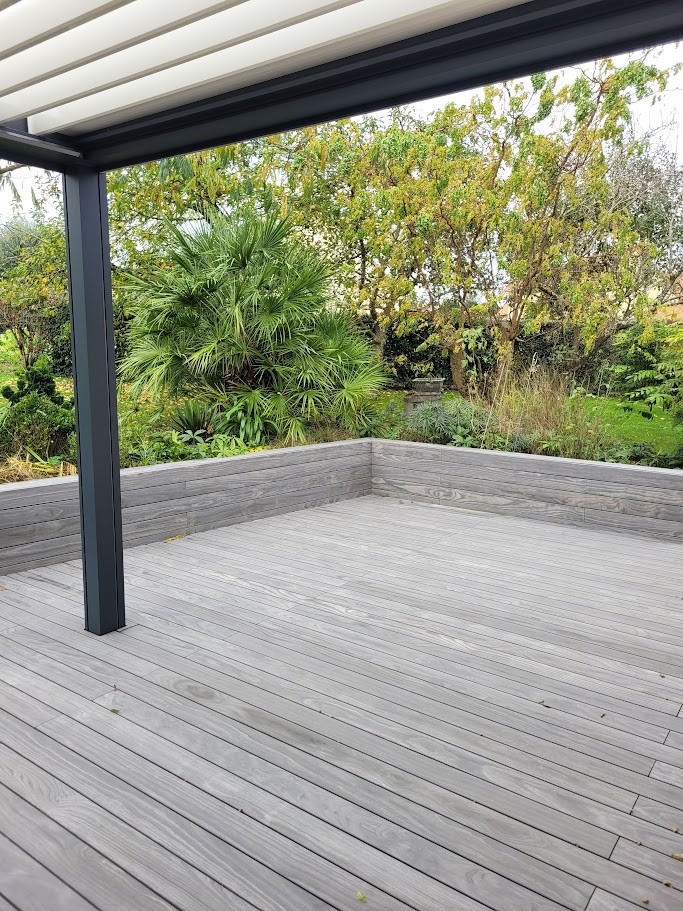 Une terrasse élégante et durable dans la Sarthe