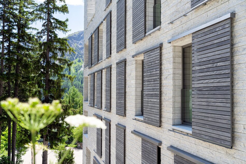 Des volets coulissants en Accoya pour le Tschuggen Grand Hotel