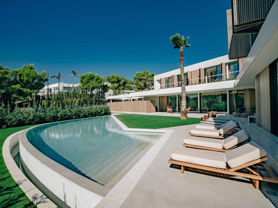Terrasse et bardage Accoya pour la Villa Harmony à Ibiza