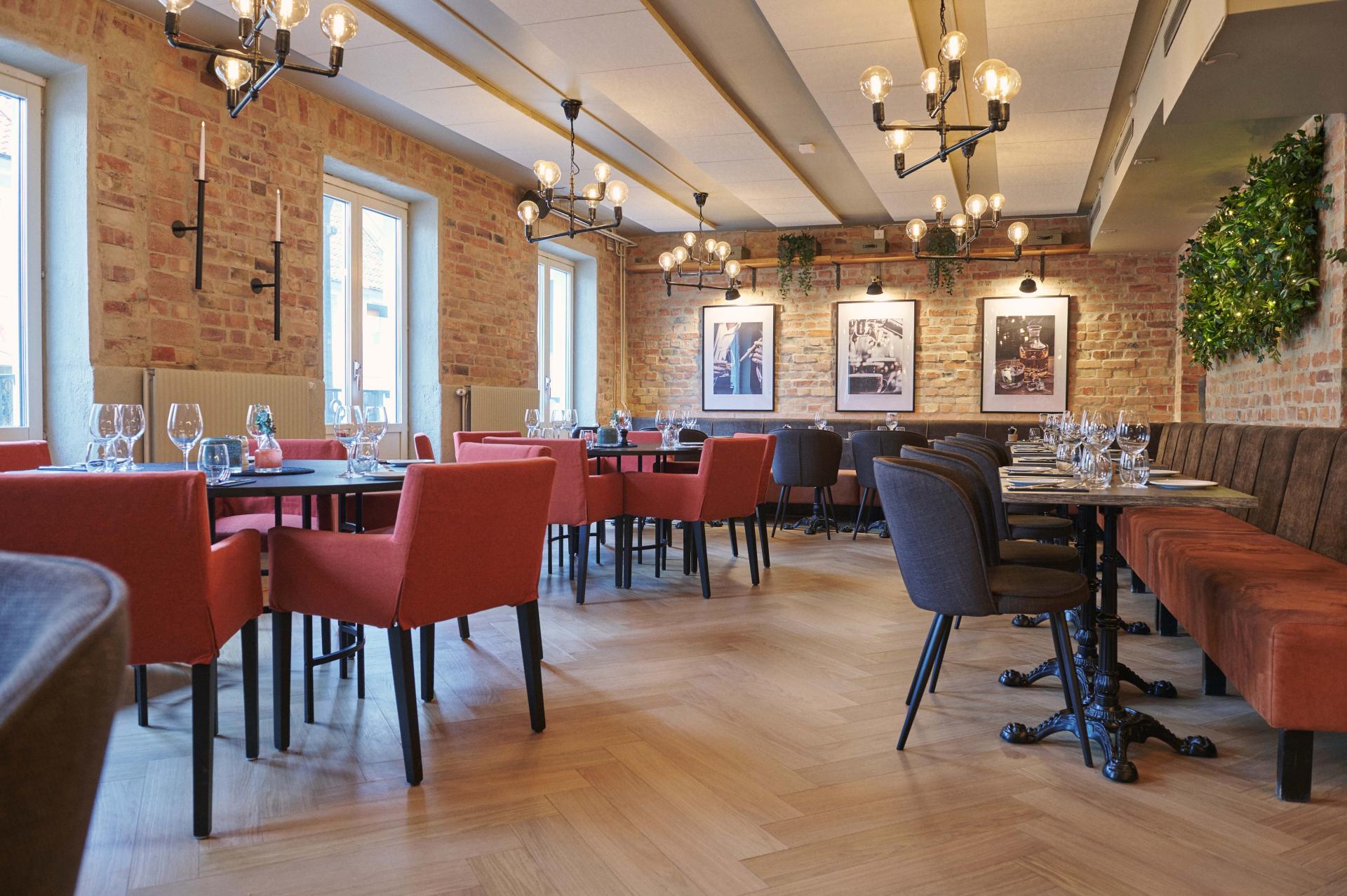 Un restaurant moderne et accueillant