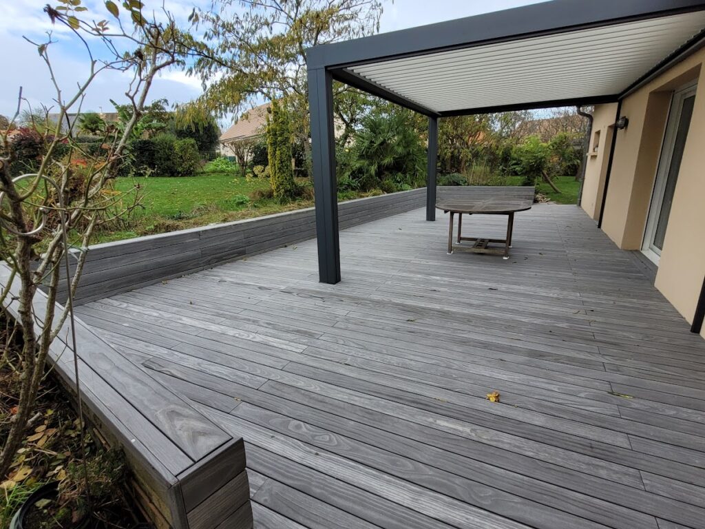 Une terrasse élégante et durable dans la Sarthe