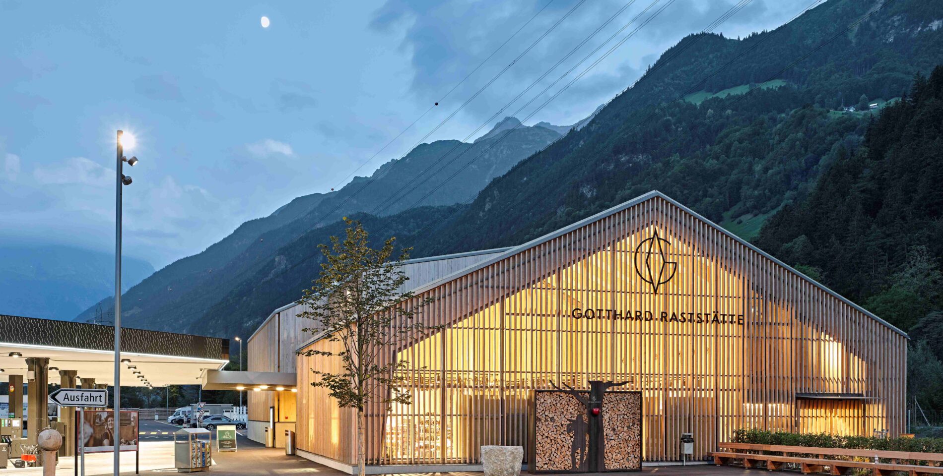 Aire d'autoroute du Gothard : un chef-d'œuvre en bois Accoya