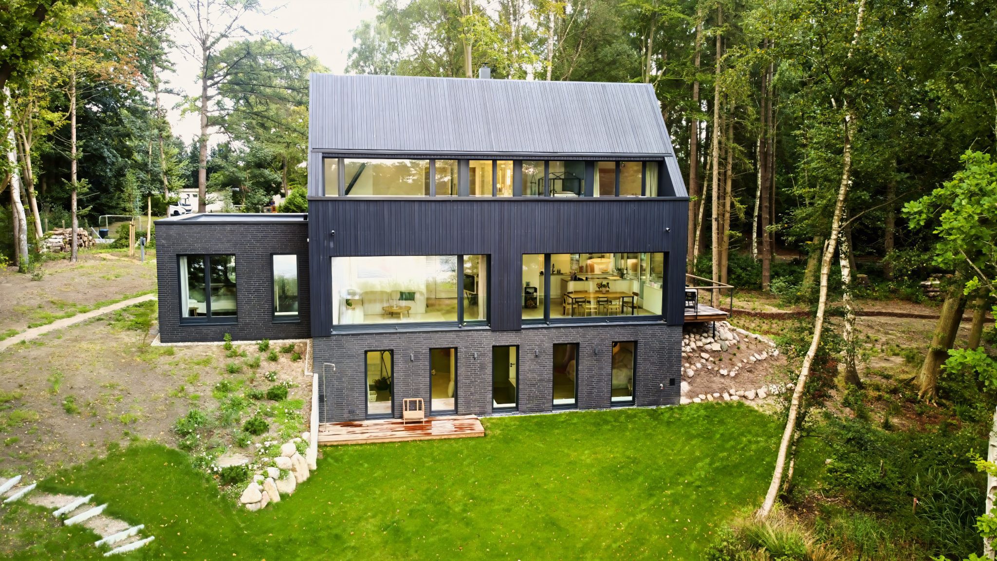 Maison à bardage Kebony noir, Warder